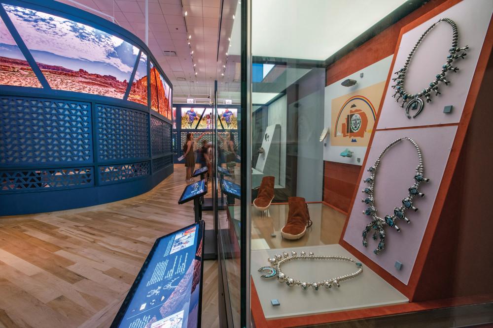土著真理展览的展示柜，展示项链、鞋子和其他物品.